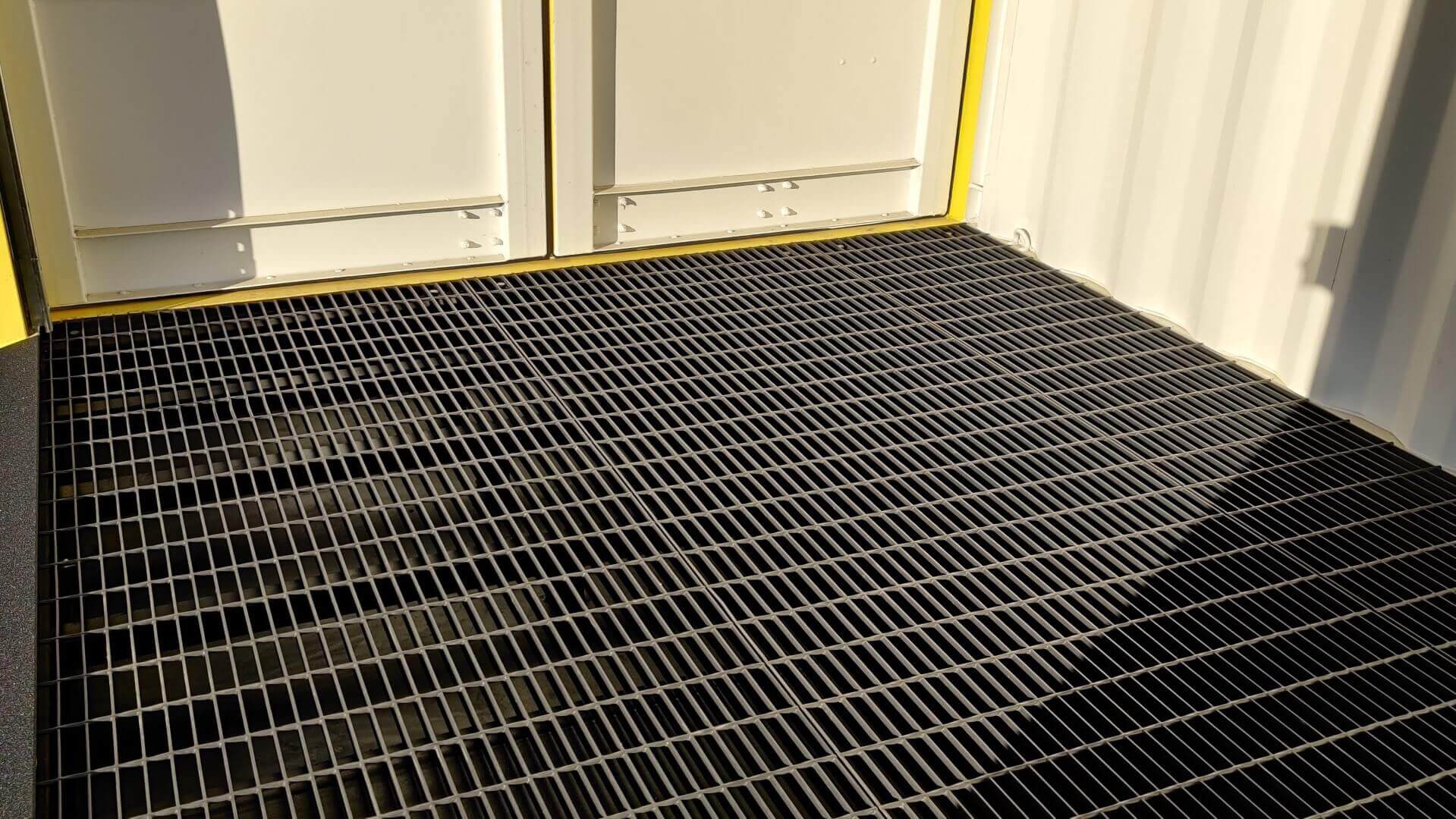 Steel bar grate flooring with containment tray