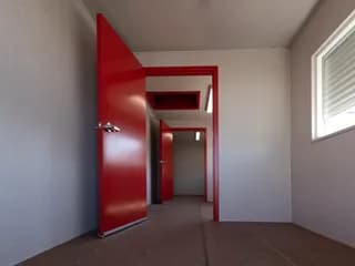 Broadcast container