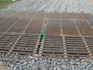 Heavy-duty rumble grates track out plates