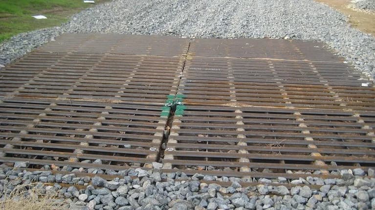 Heavy-duty rumble grates track out plates