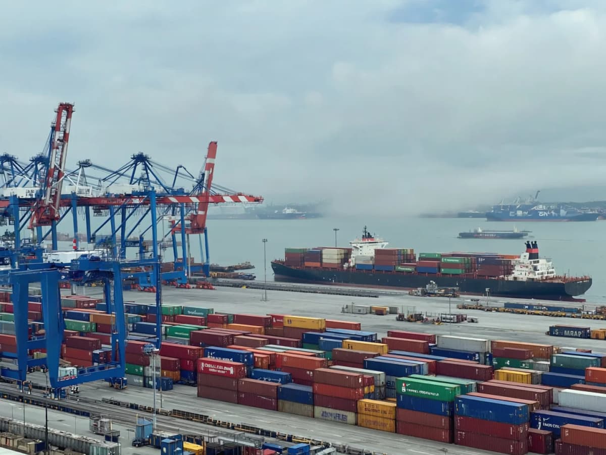 Ships COSCO