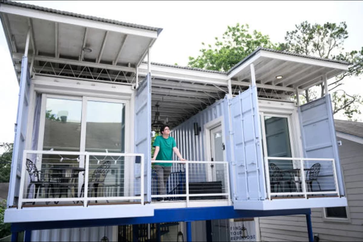 H-shaped container home.