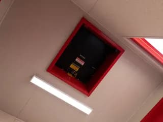 Broadcast container