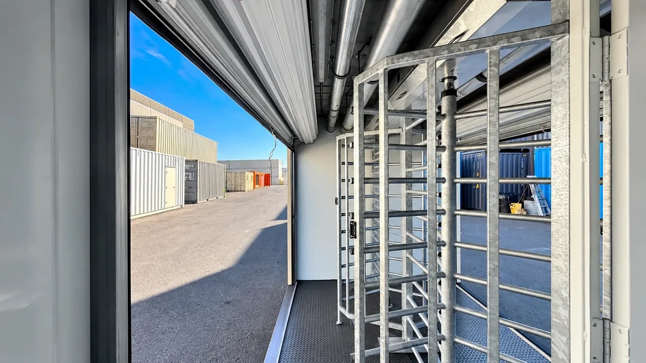container with ramps
