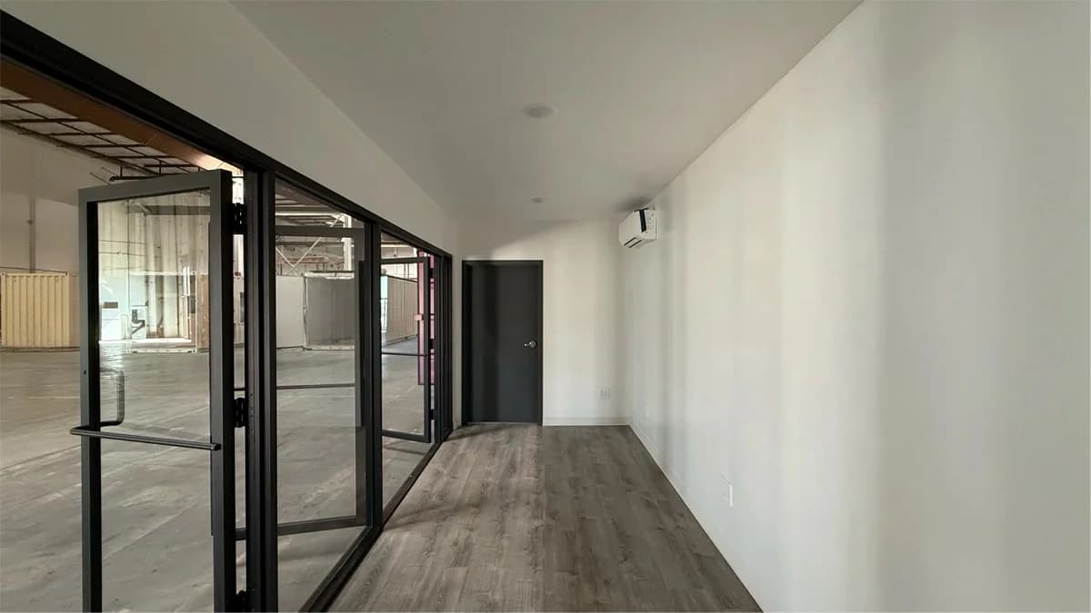 Container 40ft interior with windows