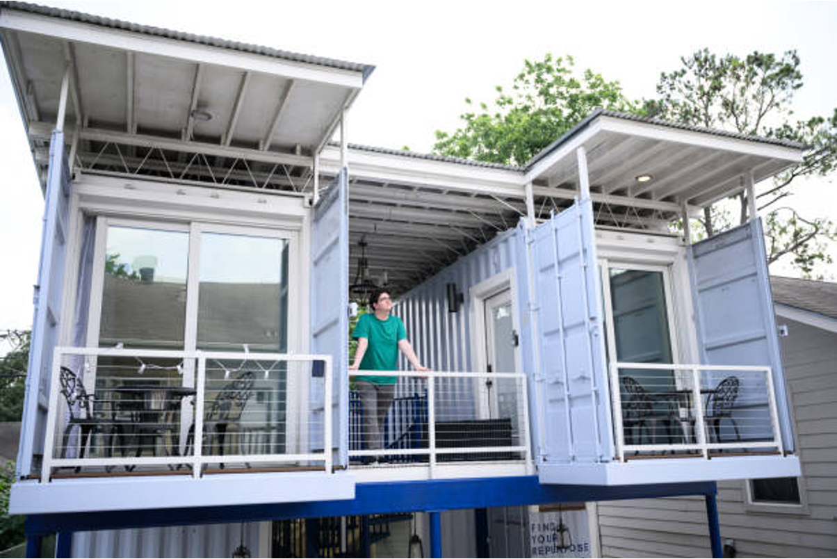 H-shaped container home.