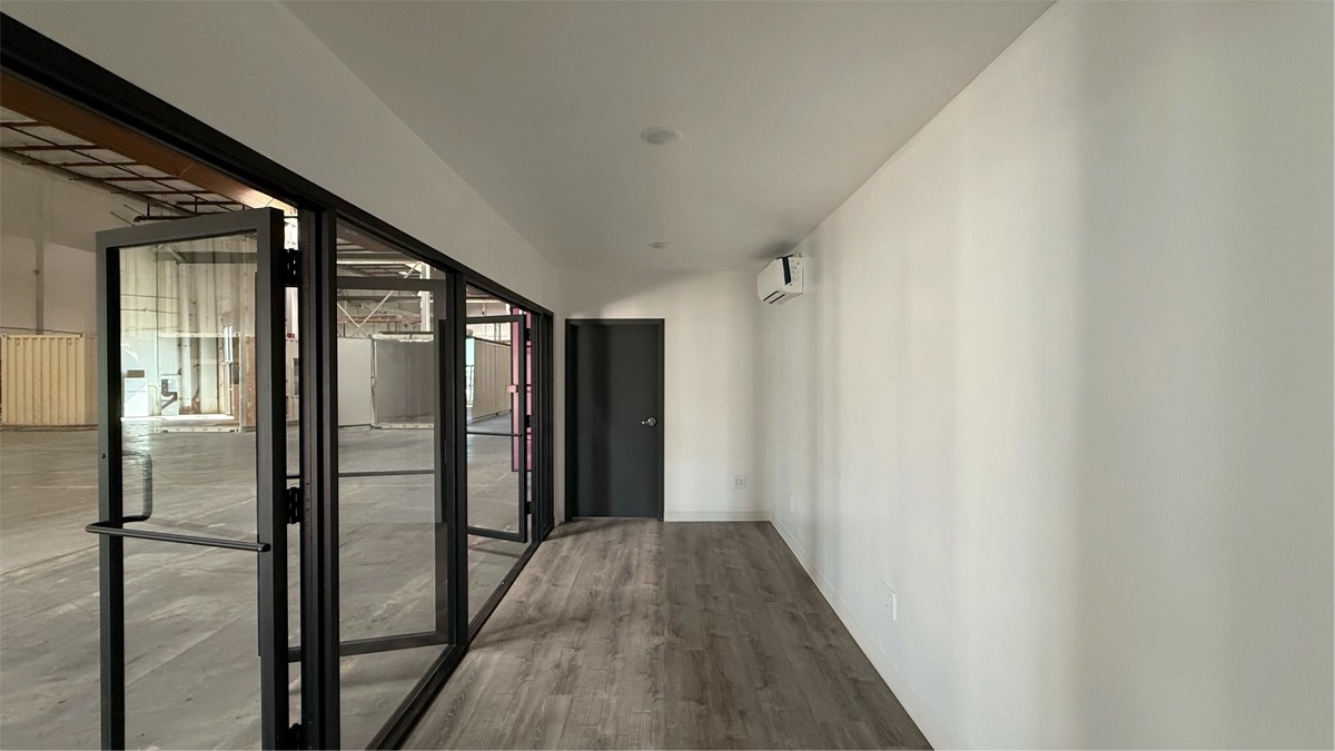 Container 40ft interior with windows